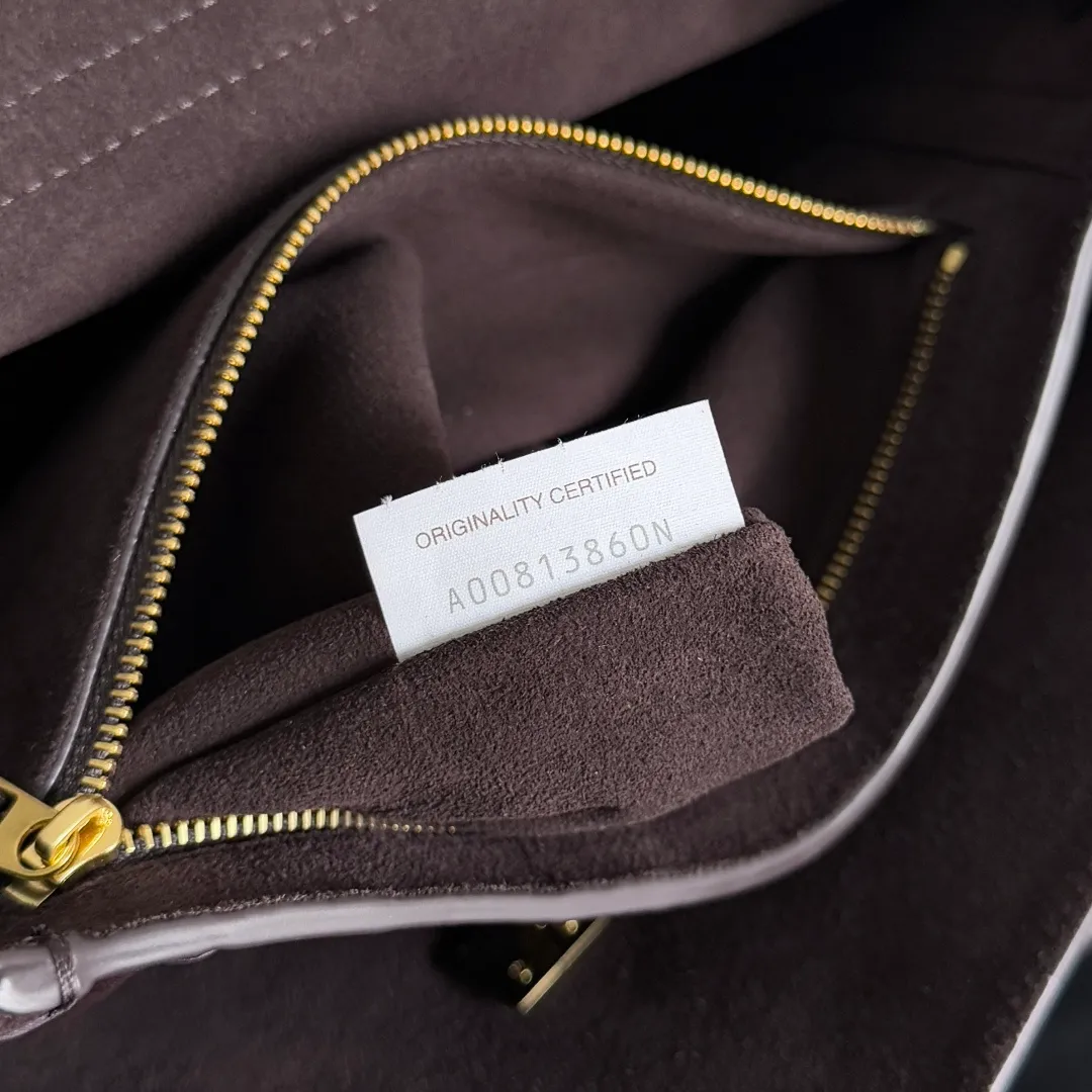 Batch 2360 BottegaVeneta Latest Ciao Ciao Bag Silky cowhide two-way flap handbag with signature twist detail, hidden hook closure, flap can be fastened to the front or attached to the INTRECCIATO woven interior pocket, comes with an adjustable and detachable crossbody strap, interior compartment, and also features a zippered pocket. The surprise flap has various shapes. Style 1 - Cover the bag surface and expose the knot decoration. Style 2 - Place the flap inside the bag. A buckle is also designed. Style 3 - The U-shaped position of the top handle in the hand bag. Style No.: 817231 Size: 34*26*15cm
